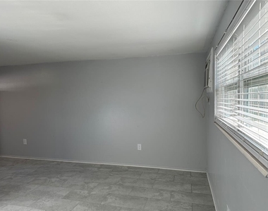 351 50th Avenue N - Photo Thumbnail 6