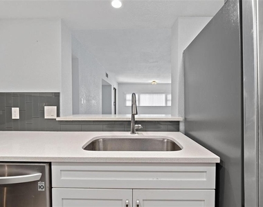 4141 Bayshore Boulevard - Photo Thumbnail 5