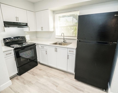 11314 N 52nd Street - Photo Thumbnail 2