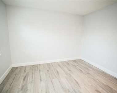 11314 N 52nd Street - Photo Thumbnail 9
