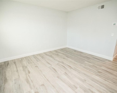 11314 N 52nd Street - Photo Thumbnail 27