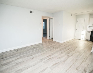 11314 N 52nd Street - Photo Thumbnail 5