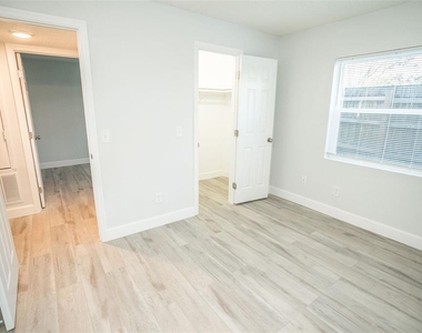 11314 N 52nd Street - Photo Thumbnail 13