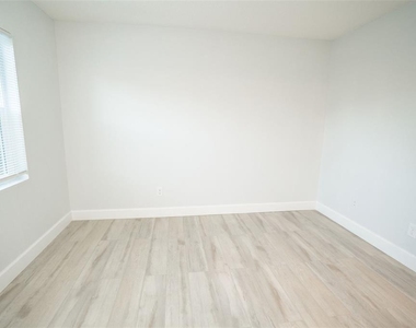 11314 N 52nd Street - Photo Thumbnail 8