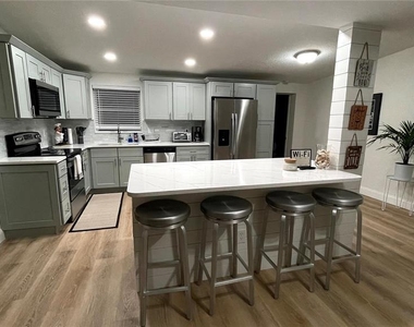 1639 St Catherine Drive W - Photo Thumbnail 2