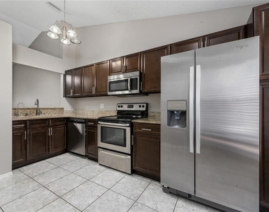 140 Lakepointe Circle - Photo Thumbnail 4