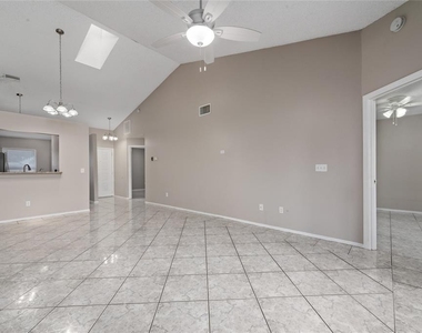 140 Lakepointe Circle - Photo Thumbnail 12