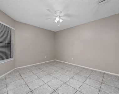 140 Lakepointe Circle - Photo Thumbnail 6