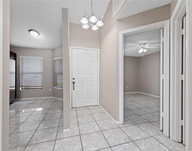 140 Lakepointe Circle - Photo Thumbnail 7