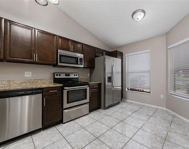 140 Lakepointe Circle - Photo Thumbnail 2