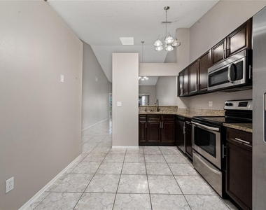 140 Lakepointe Circle - Photo Thumbnail 3