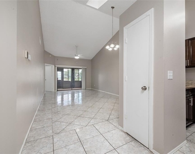 140 Lakepointe Circle - Photo Thumbnail 5