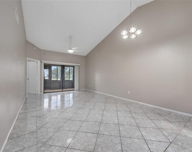 140 Lakepointe Circle - Photo Thumbnail 10
