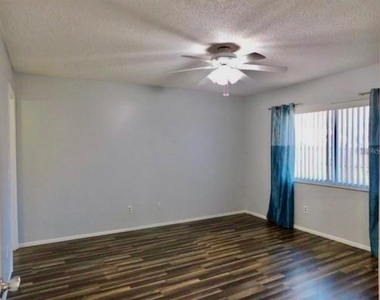 107 Shady Oak Drive - Photo Thumbnail 4