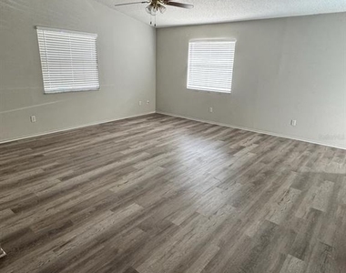 190 Rebecca Drive Ne - Photo Thumbnail 2