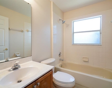 13518 Briarmoor Court - Photo Thumbnail 22