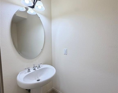 2404 Bella Vista Drive - Photo Thumbnail 18