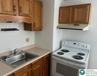 431 Maple Street - Photo Thumbnail 7