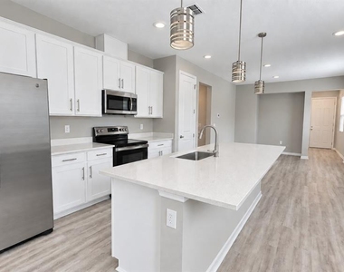 932 Blue Creek Drive - Photo Thumbnail 3