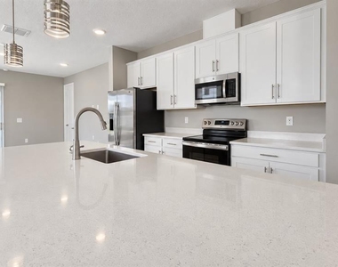 932 Blue Creek Drive - Photo Thumbnail 11