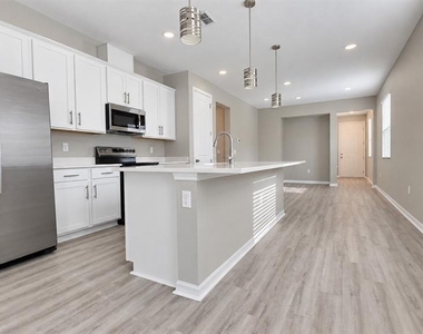 932 Blue Creek Drive - Photo Thumbnail 4