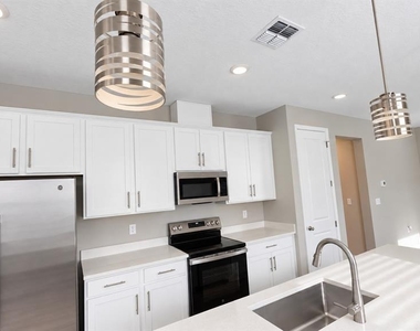 932 Blue Creek Drive - Photo Thumbnail 9