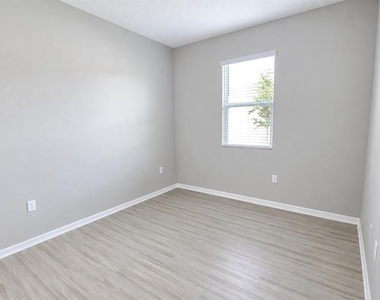 932 Blue Creek Drive - Photo Thumbnail 31