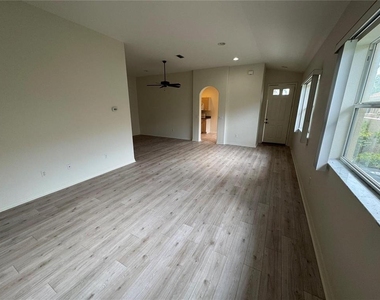 315 Auburn Woods Circle - Photo Thumbnail 3