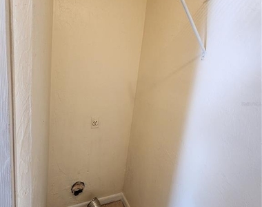 2529 Nw 62 Place - Photo Thumbnail 9