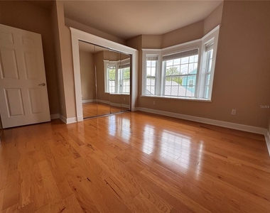 5020 Nw 10th Place - Photo Thumbnail 6