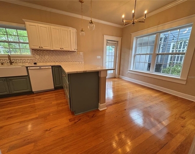 5020 Nw 10th Place - Photo Thumbnail 3