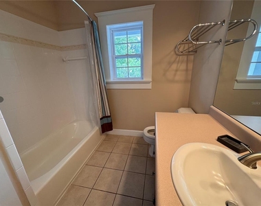 5020 Nw 10th Place - Photo Thumbnail 8