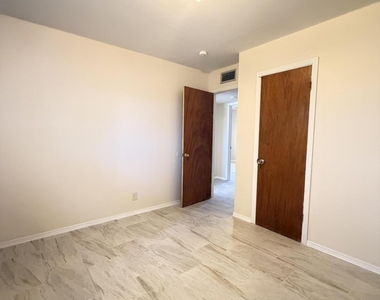 5726 Waycross Avenue - Photo Thumbnail 14