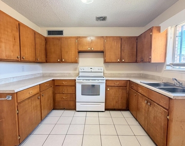 5726 Waycross Avenue - Photo Thumbnail 7