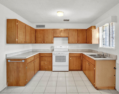 5726 Waycross Avenue - Photo Thumbnail 9