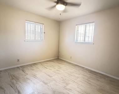 5726 Waycross Avenue - Photo Thumbnail 15