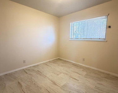 5726 Waycross Avenue - Photo Thumbnail 13