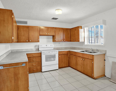5726 Waycross Avenue - Photo Thumbnail 8