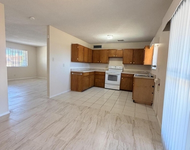 5726 Waycross Avenue - Photo Thumbnail 6