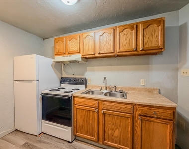 548 Hansen Ave - Photo Thumbnail 3