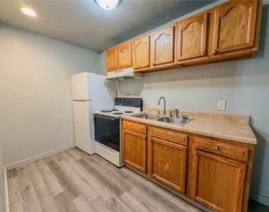 548 Hansen Ave - Photo Thumbnail 2