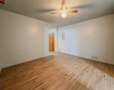 548 Hansen Ave - Photo Thumbnail 8