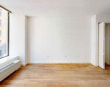 10 Hanover Square - Photo Thumbnail 2