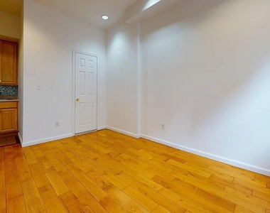 East 53rd Street - Photo Thumbnail 2
