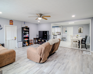 579 Lynmore Avenue - Photo Thumbnail 3