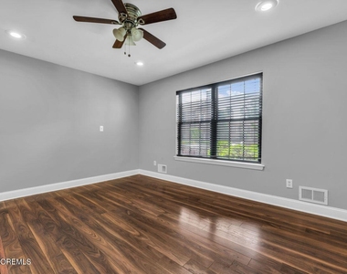 803 Wellington Place - Photo Thumbnail 2