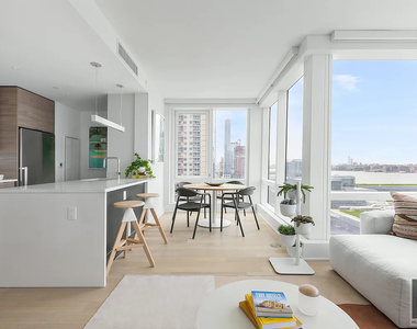 W 38th Street - Photo Thumbnail 1
