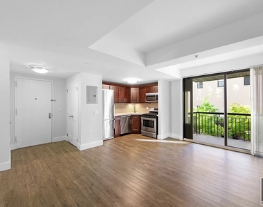 East 91st Street - Photo Thumbnail 2