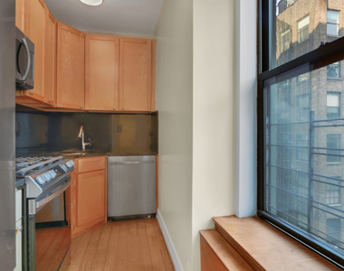Madison Avenue - Photo Thumbnail 2