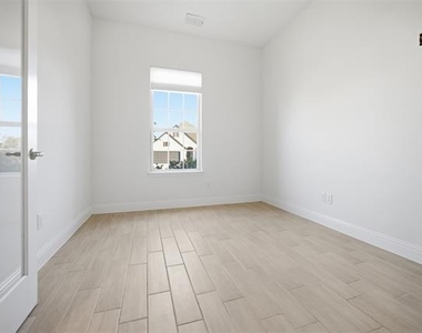 208 Sequoia Drive - Photo Thumbnail 5